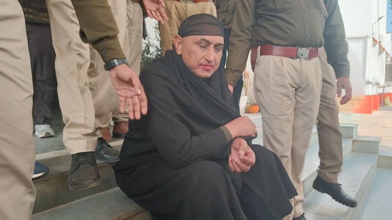 बुर्का पहनकर लिपस्टिक लगाई... रेप का आरोपी RAC जवान बना महिला, अब पुलिस ने वृंदावन से दबोचा