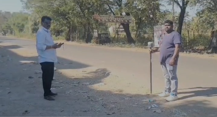 बॉर्डर निर्धारण के लिए सर्वे में जुटे कर्मी. बॉर्डर निर्धारण के लिए सर्वे में जुटे कर्मी.