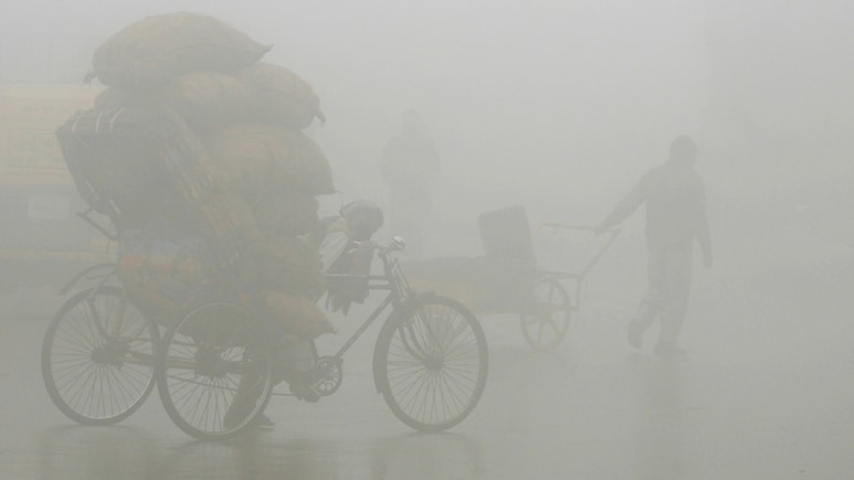 4 दिन से लगातार जहरीली हो रही दिल्&zwj;ली की हवा, सांस लेना हुआ मुश्किल, देहरादून में भी AQI 200 के करीब