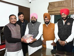 Unique Initiative: फूल-मालाओं से दूरी, पेन-कॉपी से स्वागत... MP के पूर्व गृह मंत्री की अनोखी पहल, खूब हो रही सराहना