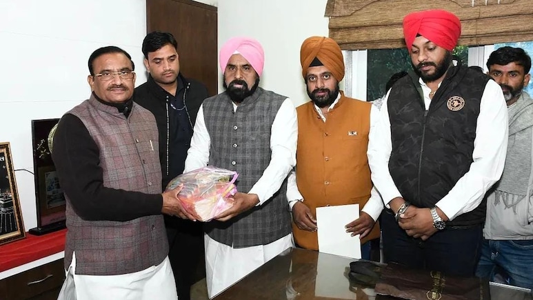 Unique Initiative: फूल-मालाओं से दूरी, पेन-कॉपी से स्वागत... MP के पूर्व गृह मंत्री की अनोखी पहल, खूब हो रही सराहना