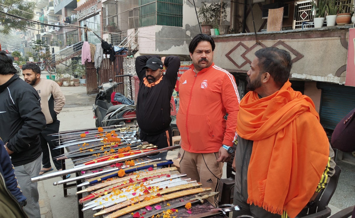 गाजियाबाद में हिंदू रक्षा दल ने बांटीं तलवारें और फरसा, हिंदुओं से की यह अपील
