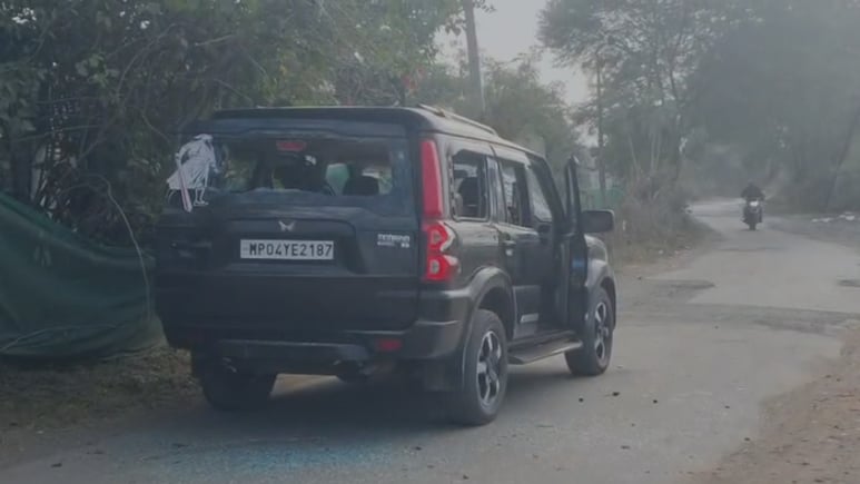 सागर में शराब कंपनी कर्मचारियों पर हमला: रास्ता रोककर की मारपीट, दो कारें तोड़ीं, चार घायल