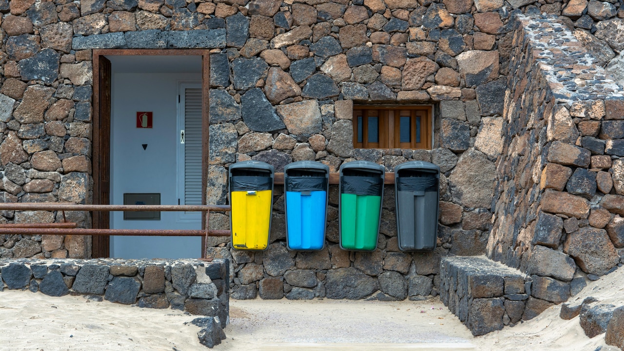 Why Your Dustbin Smells, Even After Cleaning? How To Fix It Why Your Dustbin Smells, Even After Cleaning? How To Fix It