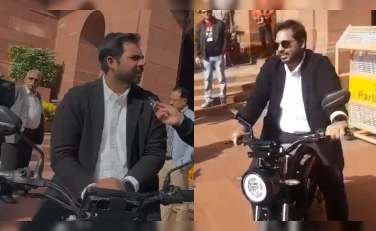 Delhi pollution: खुद डिजाइन की E-बाइक से पार्लियामेंट पहुंचे कांग्रेस सांसद, कहा- हम सभी को ग्रीन चॉइस करनी होगी Delhi pollution: खुद डिजाइन की E-बाइक से पार्लियामेंट पहुंचे कांग्रेस सांसद, कहा- हम सभी को ग्रीन चॉइस करनी होगी