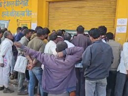 75 साल की वृद्धा रातभर बैठी रही, खाद छोड़ो पानी तक नहीं मिला; रतलाम में खाद संकट पर फूटा किसानों का गुस्सा