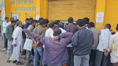 75 साल की वृद्धा रातभर बैठी रही, खाद छोड़ो पानी तक नहीं मिला; रतलाम में खाद संकट पर फूटा किसानों का गुस्सा