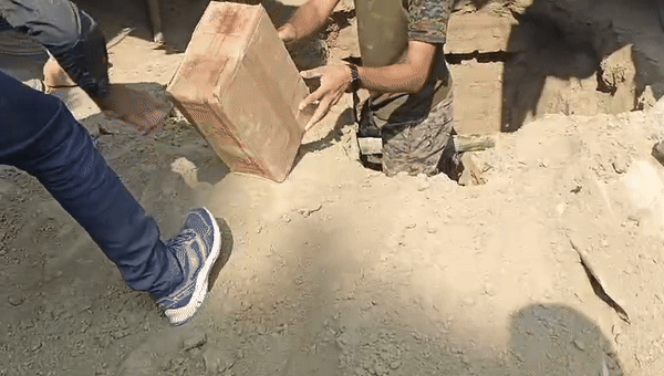 पाताललोक में था शराब का खजाना, खुदाई में निकलीं 100 पेटियां, बिहार का हैरान करने वाला वीडियो