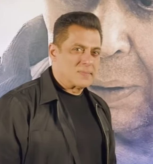 धर्मेंद्र की आखिरी फिल्म की स्क्रीनिंग में भावुक हुए सलमान खान, पोस्टर पर तस्वीर देखकर नहीं संभाल पाए आंसू