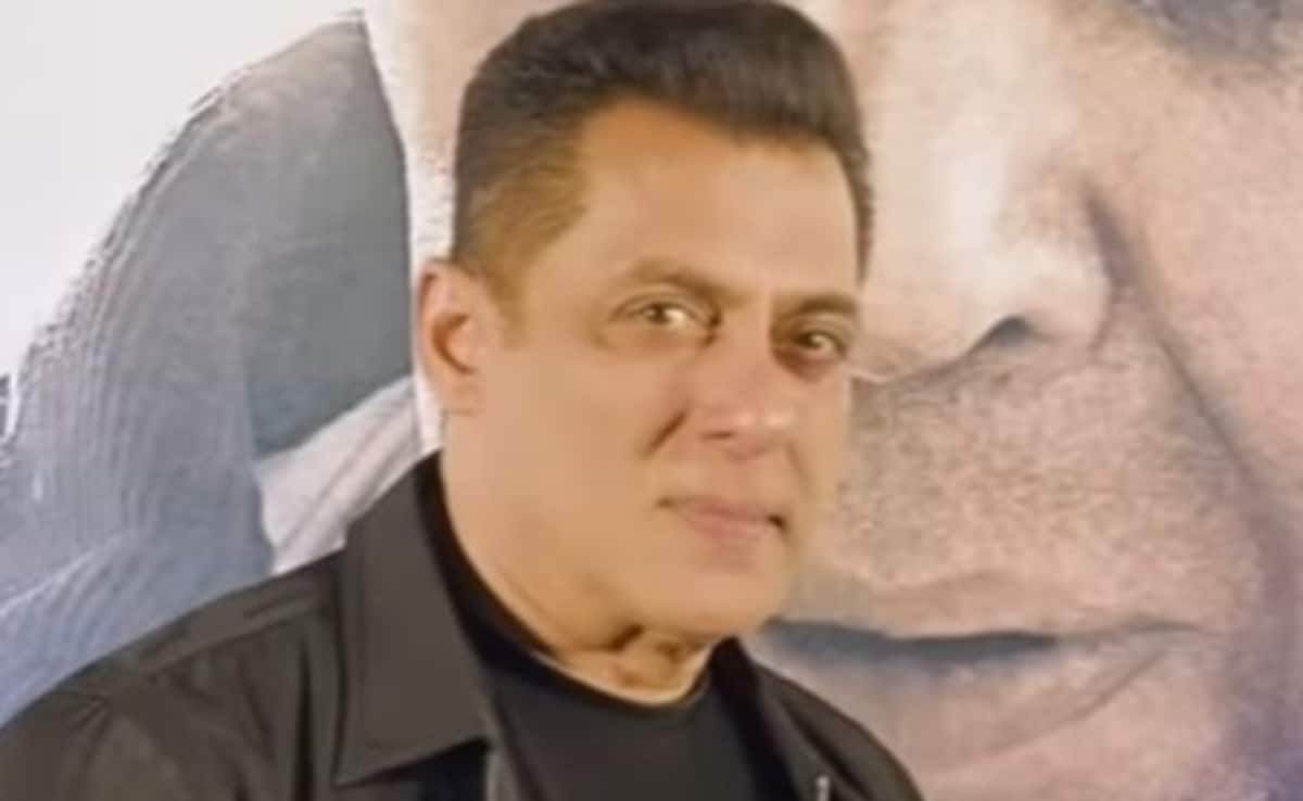 धर्मेंद्र की आखिरी फिल्म की स्क्रीनिंग में भावुक हुए सलमान खान, पोस्टर पर तस्वीर देखकर नहीं संभाल पाए आंसू