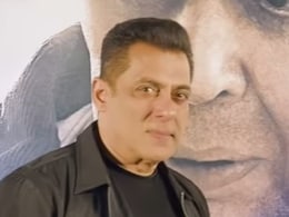 धर्मेंद्र की आखिरी फिल्म की स्क्रीनिंग में भावुक हुए सलमान खान, पोस्टर पर तस्वीर देखकर नहीं संभाल पाए आंसू