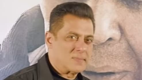 धर्मेंद्र की आखिरी फिल्म की स्क्रीनिंग में भावुक हुए सलमान खान, पोस्टर पर तस्वीर देखकर नहीं संभाल पाए आंसू