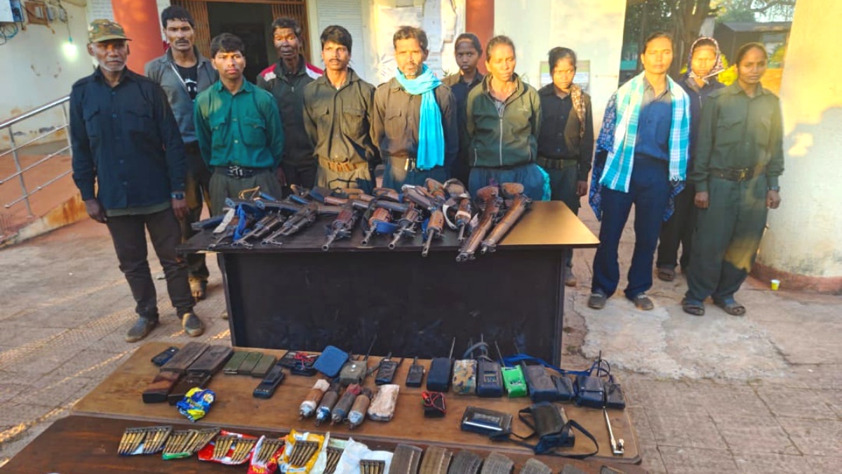 मध्य प्रदेश अब नक्सल मुक्त, 1 करोड़ के इनामी माओवादी लीडर रामधेर मज्जी का 11 टॉप कमांडरों के साथ सरेंडर