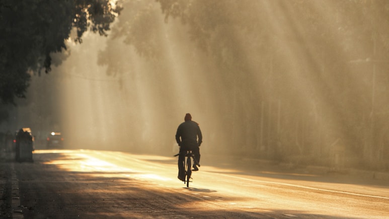 Fog Alert: दिल्ली में राहत पर नोएडा में छाया कोहरा, यूपी के 9 जिलों में रेड अलर्ट, उत्तराखंड और हिमाचल में बारिश के आसार