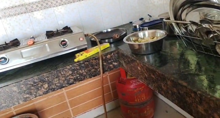 गैस चूल्हा ऑन ही रह गया था जिससे गैस रिसने लगा
