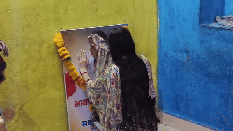 पल्लू से पोछती सक्षम की तस्वीर.. दिल में दर्द का तूफान.. आंचल का ये वीडियो रुला देगा 