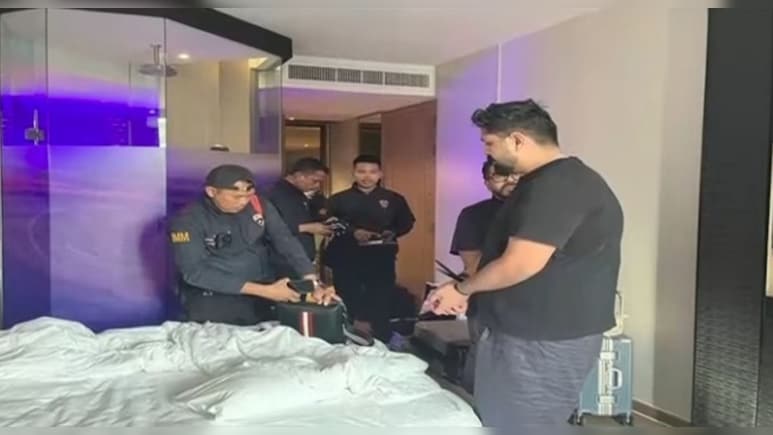 कमरे की तलाशी, सामान की चेकिंग फिर होटल रूम से हिरासत में लिए गए लूथरा ब्रदर्स, देखें तस्वीर