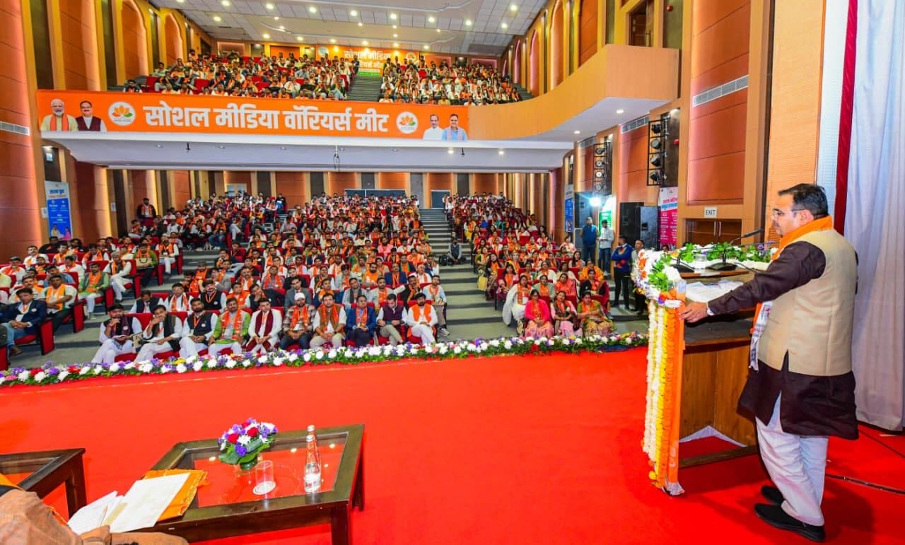 सोशल मीडिया वॉरियर्स मीट को सीएम ने संबोधित किया सोशल मीडिया वॉरियर्स मीट को सीएम ने संबोधित किया