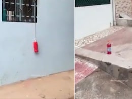 कानपुर में घरों के बाहर लटकी &lsquo;लाल बोतल&rsquo; ने मचाया हड़कंप, VIDEO वायरल होते ही लोगों ने पूछा एक ही सवाल