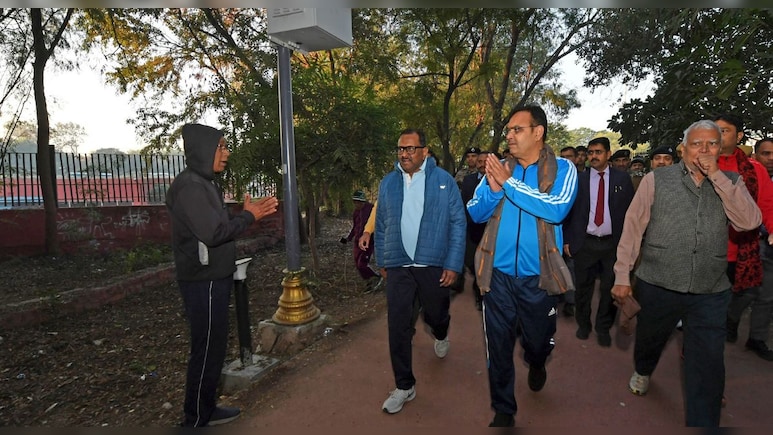 कॉमन मैन की तरह मॉर्न‍िंग वॉक पर न‍िकले सीएम, दो छोटे बच्‍चों को प‍िलाया जूस