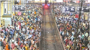 Mumbai Local Train Update: मुंबई में आज 300 लोकल ट्रेनें रद्द, घर से निकलने से पहले जरूर चेक कर लें अपना रूट