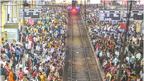 Mumbai Local Train Update: मुंबई में आज 300 लोकल ट्रेनें रद्द, घर से निकलने से पहले जरूर चेक कर लें अपना रूट