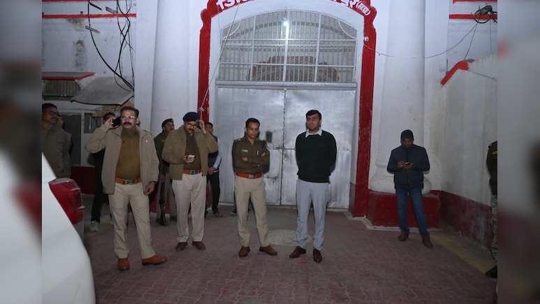 जेल में कैदी ने की खुदकुशी! 24 घंटे पहले मिली थी उम्रकैद, परिजन बोले-वो दिव्यांग था, छत पर पहुंचा कैसे?