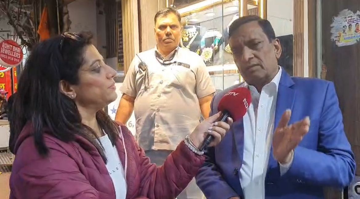 चांदी हुई डेढ़ गुना महंगी! 6 महीने में रिकॉर्ड बढ़ोतरी, जानिए विशेषज्ञों की राय : अभी बेचें या निवेश करें?