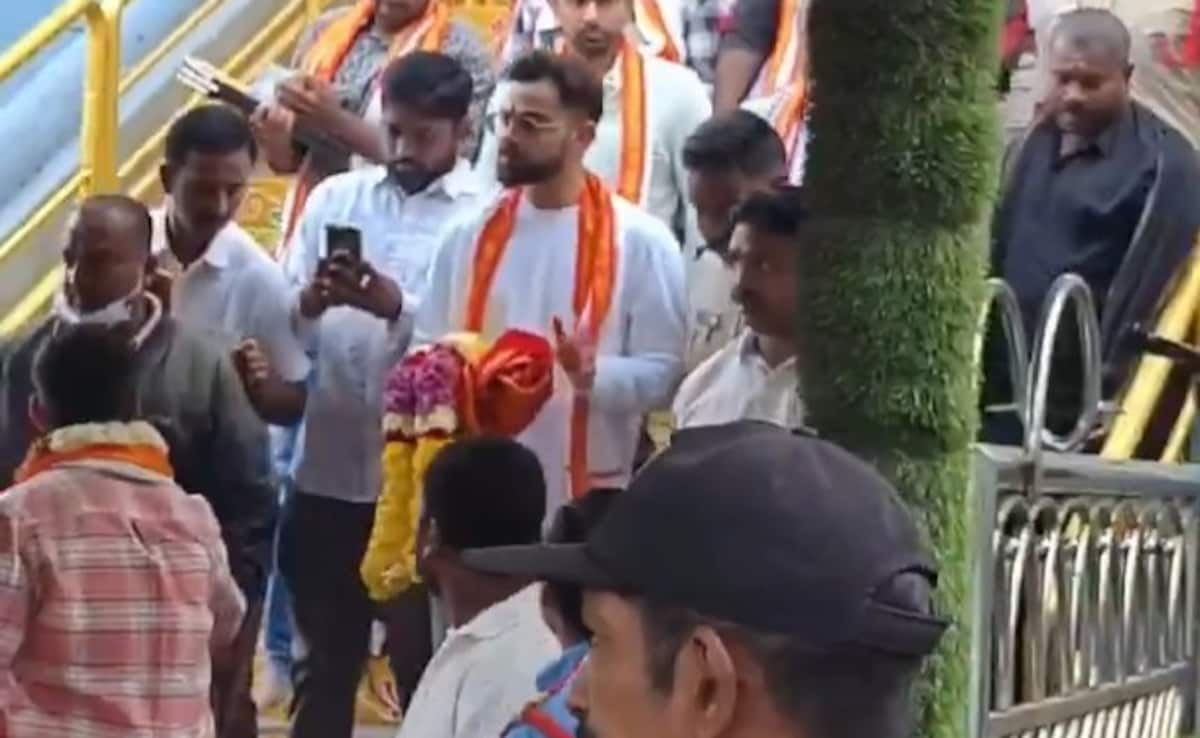 VIDEO: सफेद कुर्ता, हाथ में माला, धमाल मचाने के बाद अब किस मंदिर पहुंचे विराट कोहली? जानें क्या है वहां की मान्यता