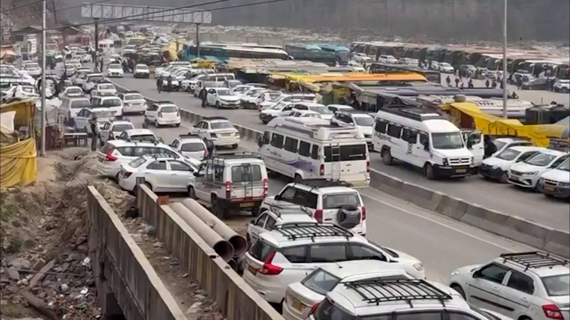 New Year Rush Chokes Tourist Hotspots, Massive Traffic Jams Across India