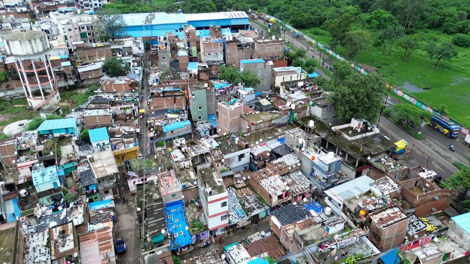 भोपाल गैस पीड़ितों की ये बस्ती बुनियादी सुविधाओं का अभाव झेल रही है. 