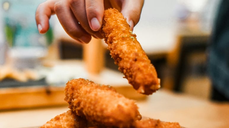 सर्दी में तला, भुना, नमकीन पसंद आता है? तो संभल जाएं वरना पड़ जाएंगे लेने के देने