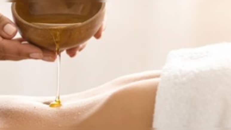 नाभ&zwj;ि में लगाएं दो बूंद तेल, इन समस्&zwj;याओं से पाएं छुटकारा