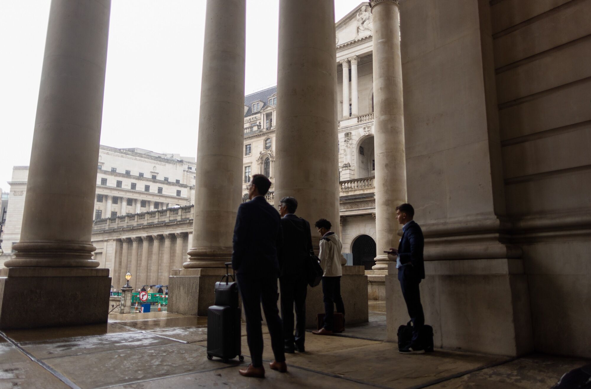 U.K. Executives Urge BOE To Cut Rates After Confidence Sinks Lower