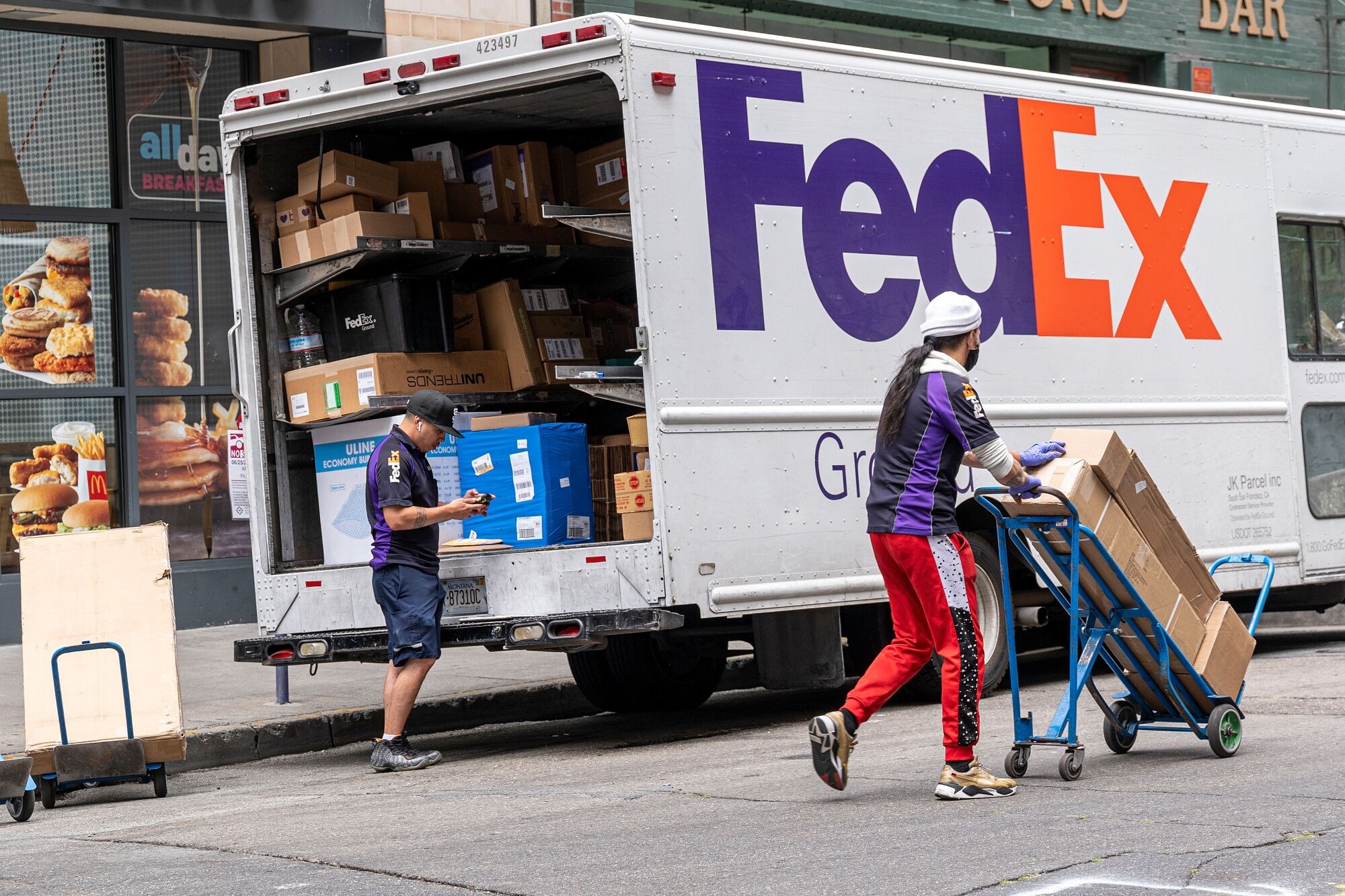 FedEx Targets $4 Billion Cost Cuts By Merging Delivery Networks