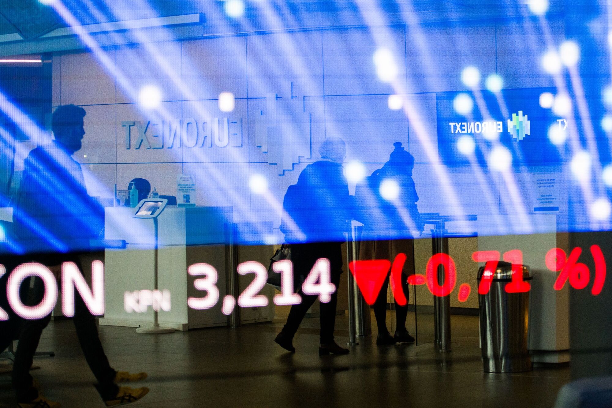 European Stocks Fall for Sixth Day on Weak German Data, Oil Gain