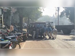 शर्मनाक तस्वीर: सांदीपनी विद्यालय के छात्र खुद धक्का मारकर चला रहे खटारा स्कूल वाहन