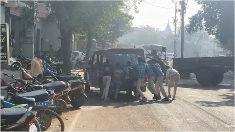 शर्मनाक तस्वीर: सांदीपनी विद्यालय के छात्र खुद धक्का मारकर चला रहे खटारा स्कूल वाहन
