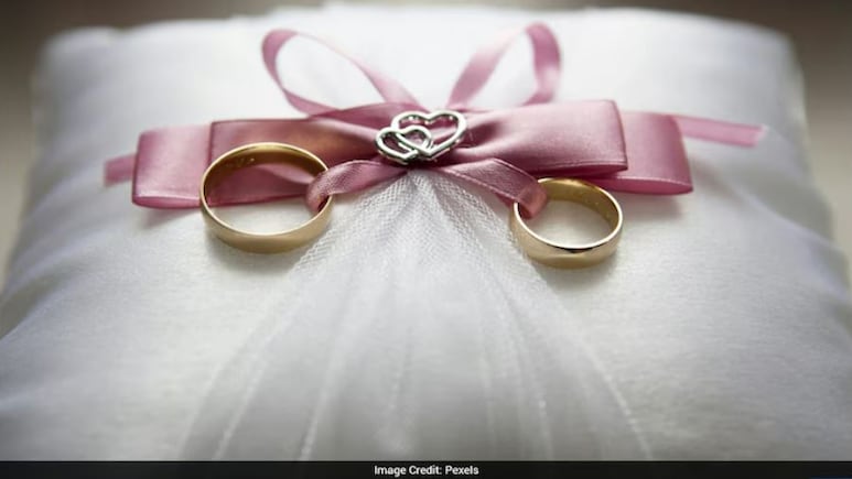 शादी के 10 महीने के भीतर पैदा हुआ बच्चा तो लगेगा जुर्माना! गांव के अजीब कानून पर मचा बवाल