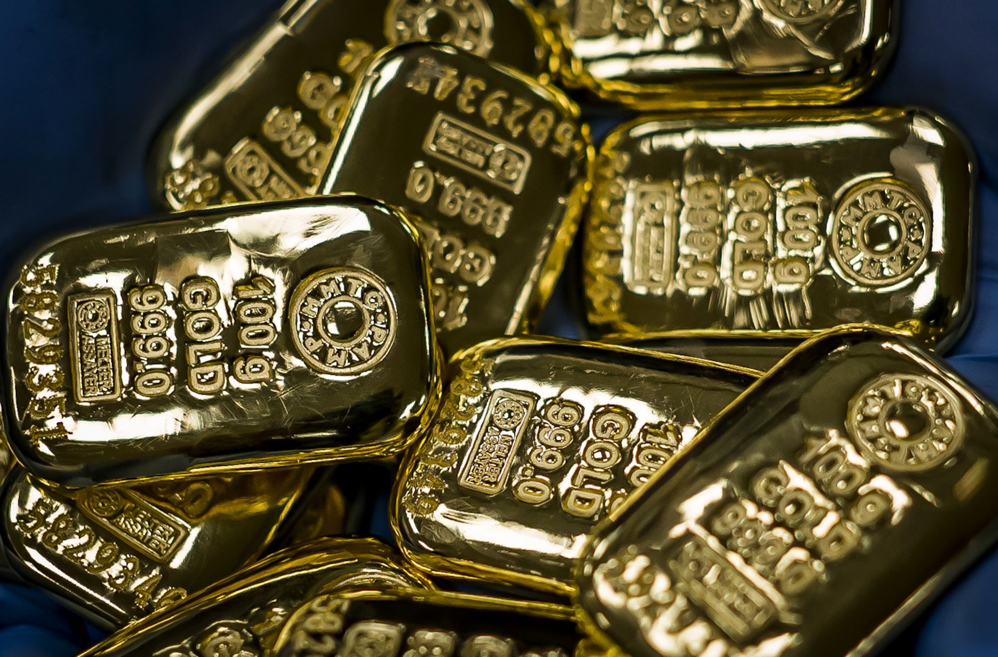 Gold Hovers Above $2,000 With Record High Now in Sight