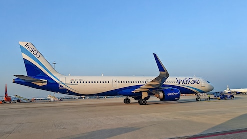'Suffocating' Inside IndiGo Flight: Video Shows Passengers Fanning Themselves After Power Failure