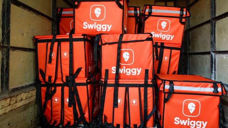 सीक्रेट सँटा नव्हे, हे तर सीक्रेट Swiggy,  कोणी केली 1 लाख रुपयांच्या कंडोमची ऑर्डर? काय काय मागवलं? पाहा यादी