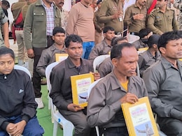 MP News: CM मोहन यादव के सामने 10 नक्सलवादियों का सरेंडर, AK-47 जैसे हथियार डाले, जानें हर नक्‍सली की कुंडली 