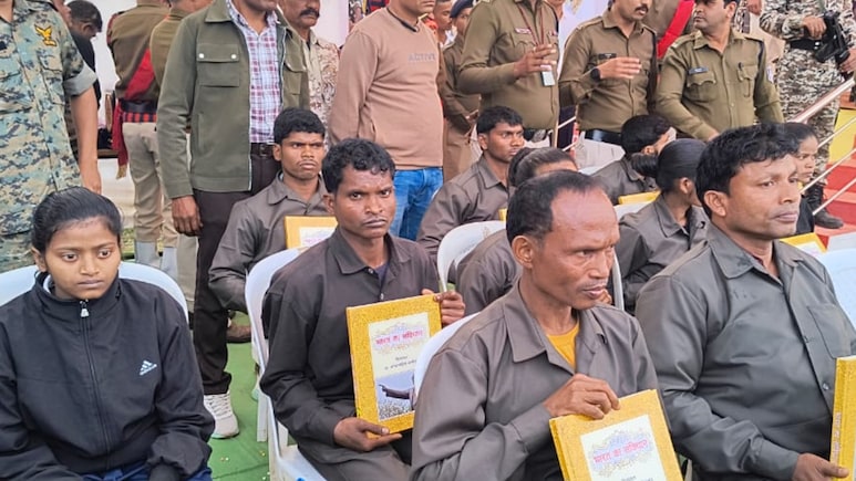 MP News: CM मोहन यादव के सामने 10 नक्सलवादियों का सरेंडर, AK-47 जैसे हथियार डाले, जानें हर नक्‍सली की कुंडली 