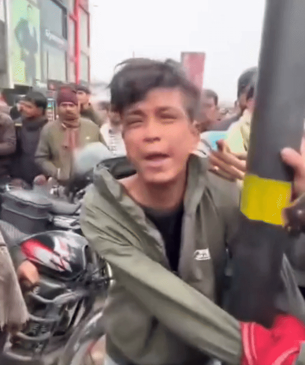 मैं सिर्फ हेलमेट चोर हूं, बाइक चोर नहीं... बेतिया में पोल से बंधे लड़के का वीडियो वायरल
