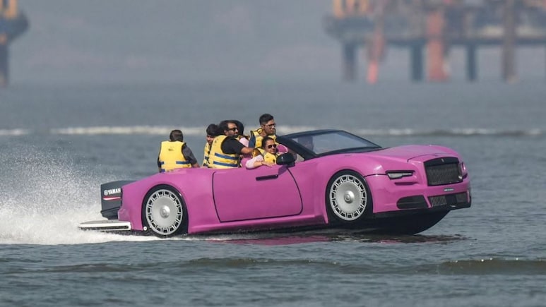 Car In Juhu Sea: जुहूच्या समुद्रात दिसली 'रोल्स रॉयस' कार; नागरिक एकटक पाहतच राहिले!