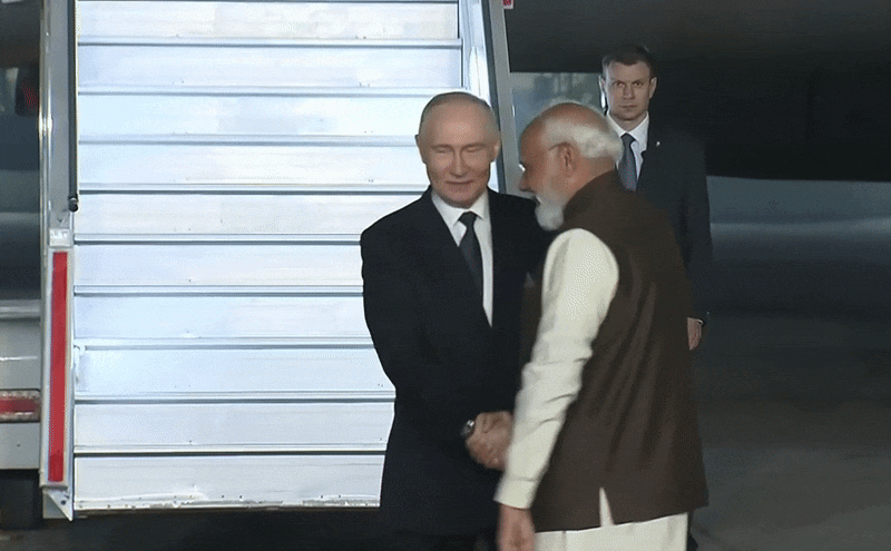 जैसे ही पुतिन ने अपने खास प्लेन से निकलकर भारत की धरती पर कदम रखा, पीएम मोदी ने उन्हें गले से लगा लिया. जैसे ही पुतिन ने अपने खास प्लेन से निकलकर भारत की धरती पर कदम रखा, पीएम मोदी ने उन्हें गले से लगा लिया.
