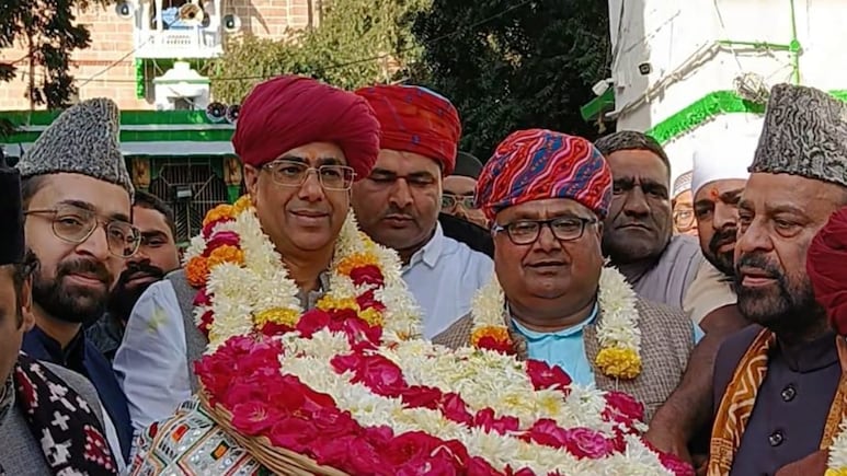 अजमेर शरीफ में पहली बार हिंदू, मुस्लिम, सिख गुर्जर समुदाय की ओर से मिलकर पेश हुई खास चादर