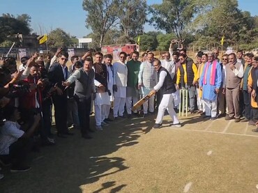 राजनीति से क्रिकेट तक: शिवराज सिंह चौहान का दिखा अनोखा अंदाज़, मैदान में उतरते ही कर दी चौको-छक्कों की बरसात&nbsp;