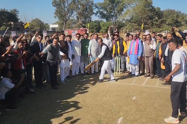 राजनीति से क्रिकेट तक: शिवराज सिंह चौहान का दिखा अनोखा अंदाज़, मैदान में उतरते ही कर दी चौको-छक्कों की बरसात